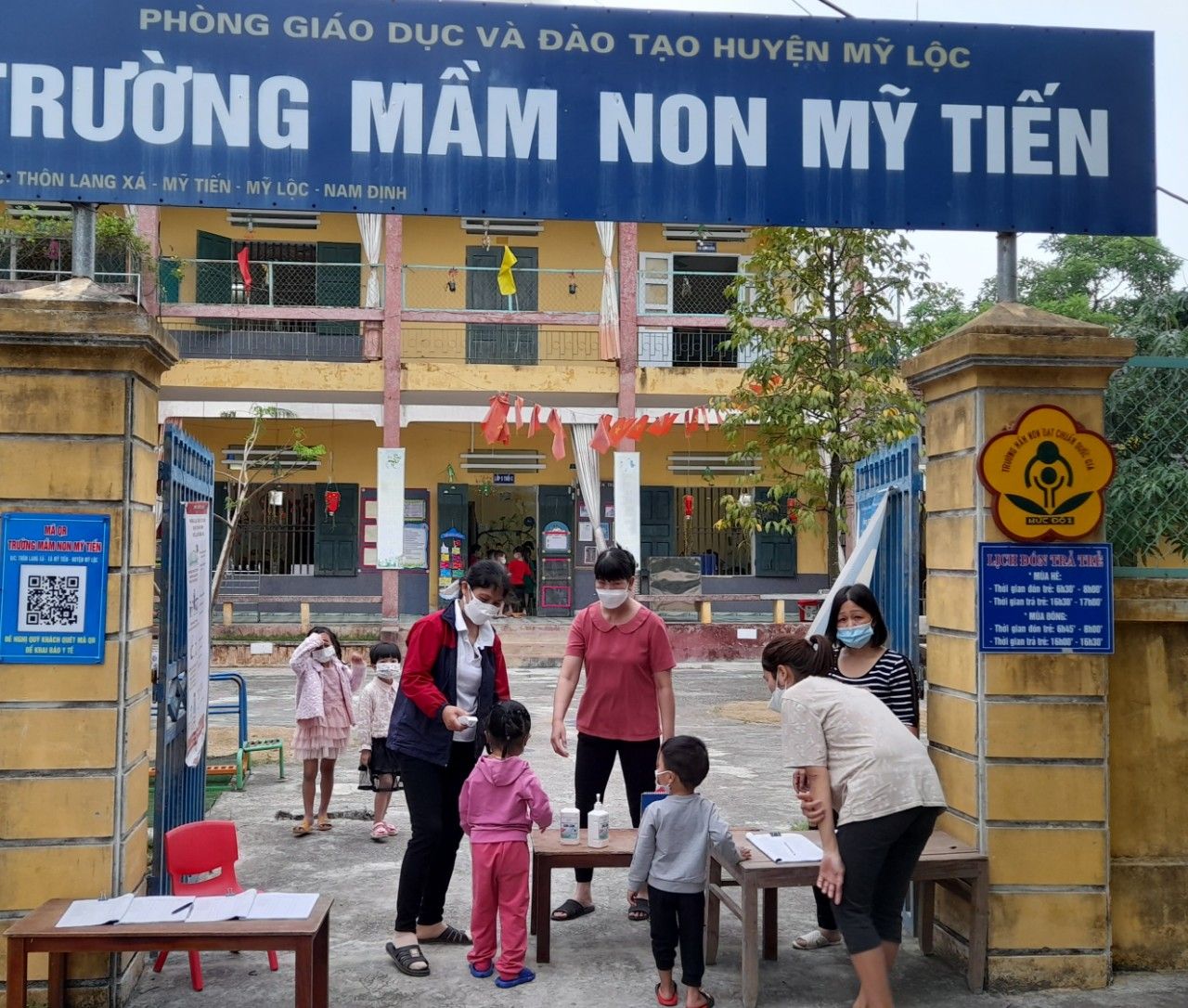 Cô giáo đón trẻ tại cổng trường
