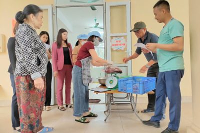 Phụ huynh cùng nhà trường giám sát giao nhận thực phẩm khu B