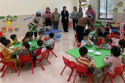 Một số hình ảnh phụ huynh giám sát trong giờ ăn của các con học sinh nhà trẻ và mẫu giáo