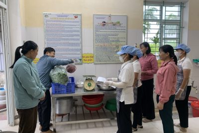 Phụ huynh cùng nhà trường giám sát giao nhận thực phẩm khu A